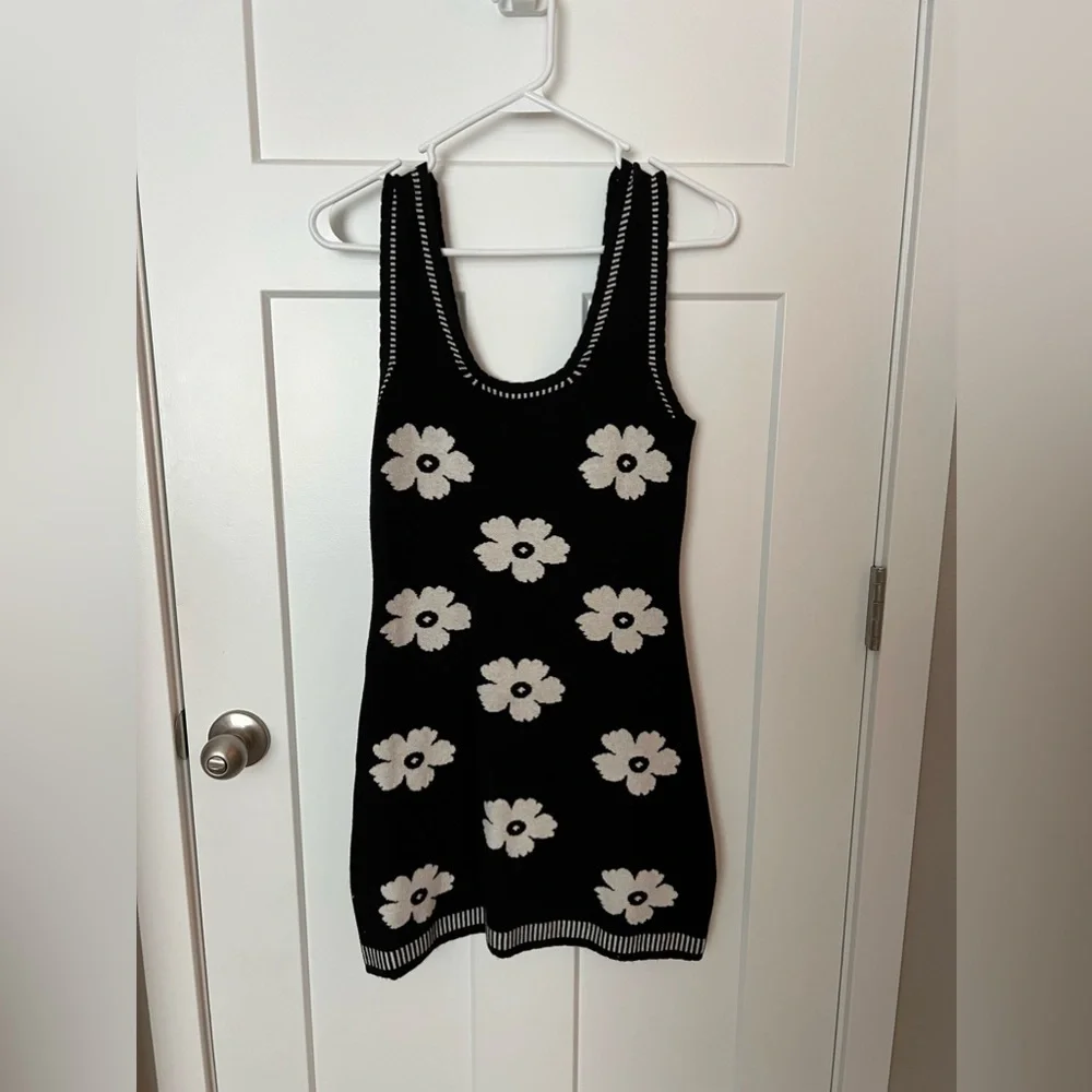 Black Daisy Sweater Mini Dress - PINK LILY - Picture 3 of 5